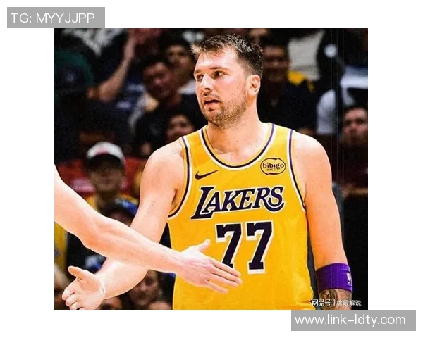 约什格林称赞三球自信与东契奇相似展现强大技巧的关键所在